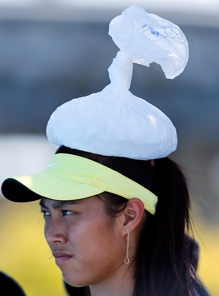 Na Li à la recherche d'un peu de fraicheur avec un sac de glace. (AP Photo/Shuji Kajiyama)