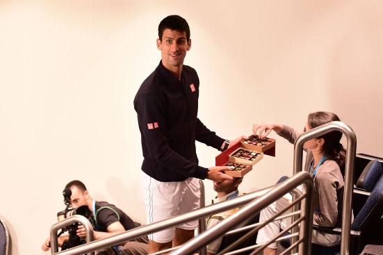Novak Djokovic en distributeur de chocolats pour les journalistes. Source: australianopen.com