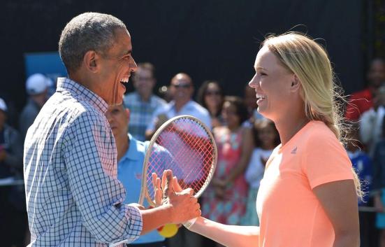 Barack Obama et Caroline Wozniacki lors de leur partie de tennis sur la pelouse de la Maison Blanche - Source: Mandel Ngan - AFP